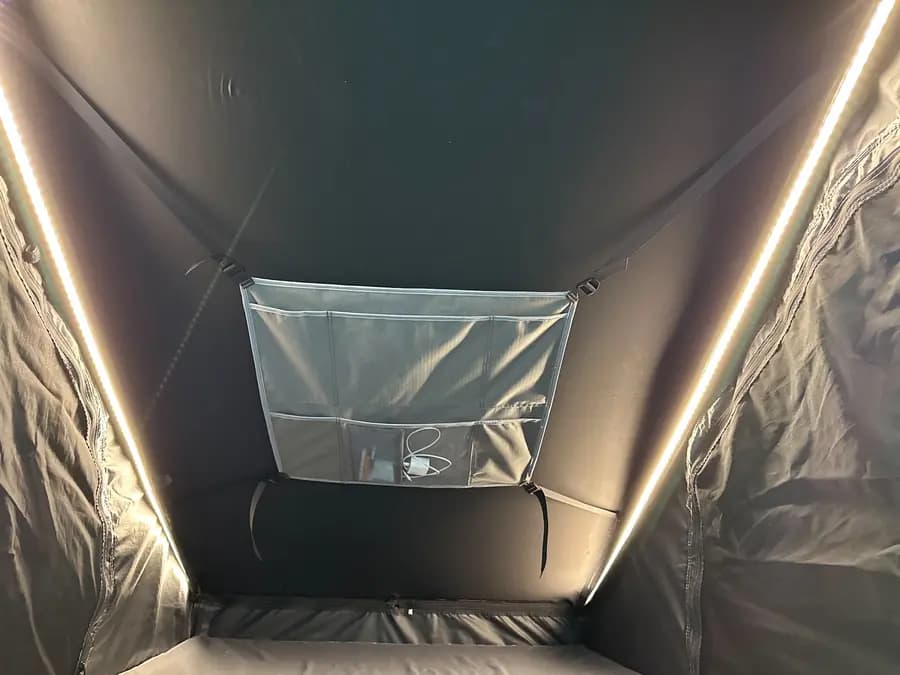 Intérieur de la tente éclairé par le bandeau LED