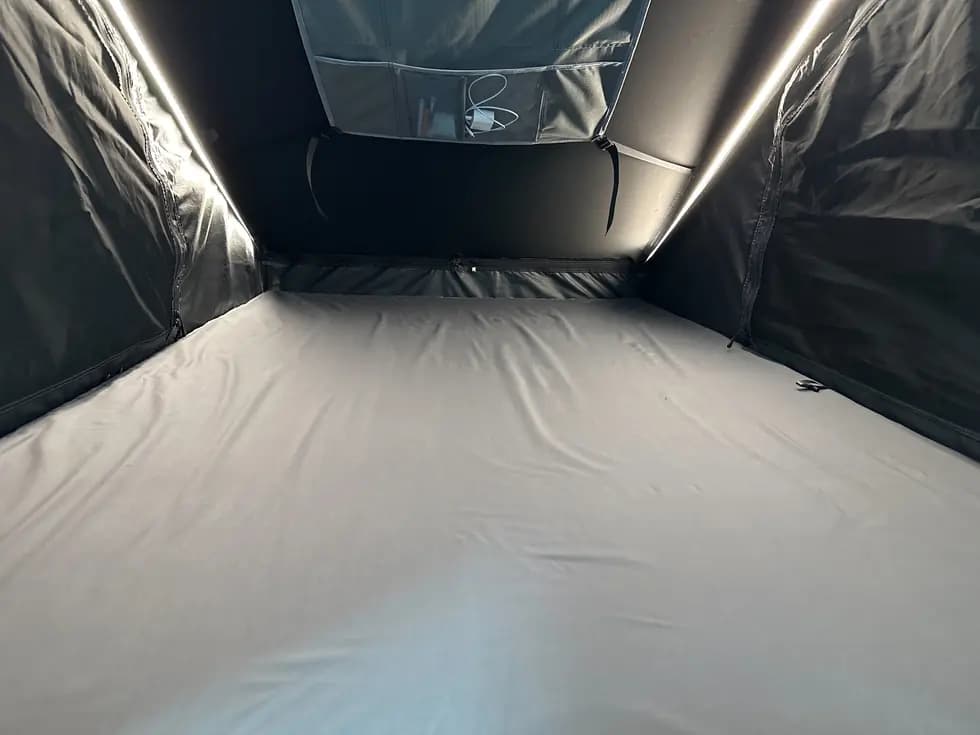 Intérieur de la tente : matelas pleine largeur