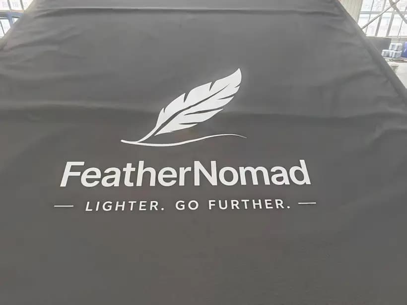 Logo Feather Nomad sérigraphié sur l'auvent
